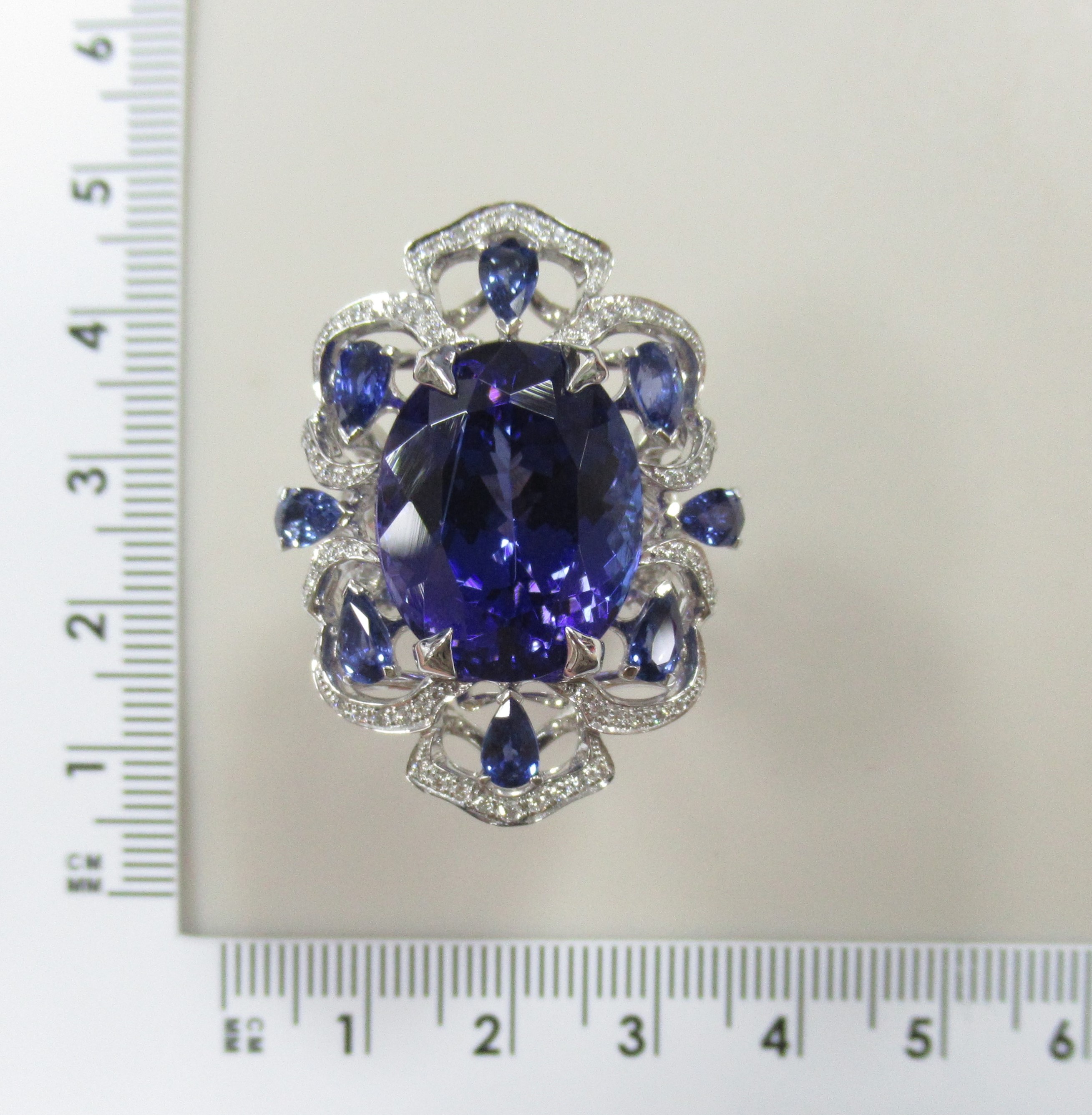 Кольцо из белого золота с танзанитом